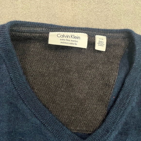 [L]Calvin Klein Deep Blue Extra Fine Merino V-Neck Men Sweater-EUC - Picture 3 of 7